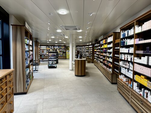 Neue Murifeldaptheke im Burgerenziel in Bern. Die neuen Bodenplatten in leichter Natursteinoptik passen zum neuen Design der Möbel und sind auch noch pflegeleicht.
