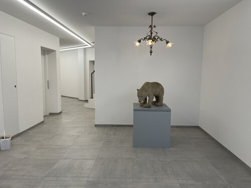 Haupteingang in einem Mehrfamilienhaus im Monbijou. Neue Bodenplatten in 60 x 60 in zarter Betonoptik sorgen für viel ruhe und sind sehr einladend. Der schwarze Kronleuchter über dem Bären sind aber doch der Hingucker.