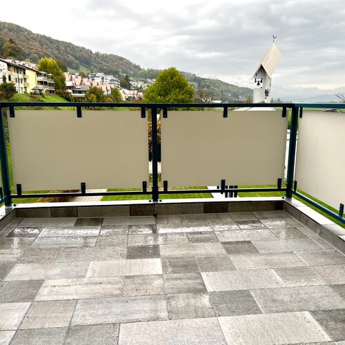 Balkon mit grauen Bodenfliesen in zwei Grössen welche im einem leichten Jeanslook verpassten. Zudem noch eine schöne Aussicht auf die Kirche in Toffen.
