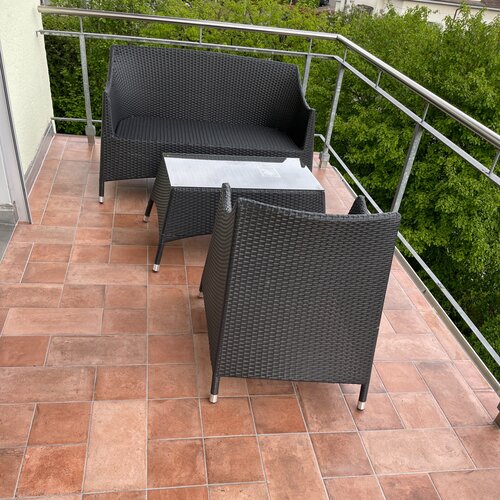 Balkon mit Bodenplatten in schönem roten Terrakotta Look aus feinstem Feinsteinzeug. 